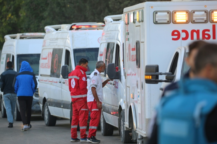 Des médecins de l'Organisation mondiale de la santé et du Croissant-Rouge palestinien se préparent à partir en convoi de l'hôpital européen de Khan Younès, dans le sud de Gaza, pour évacuer des patients et des blessés, le 20 novembre 2024 ( AFP / Eyad BABA )