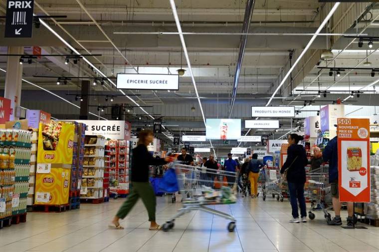 Des clients font leurs courses dans un supermarché à Montesson près de Paris