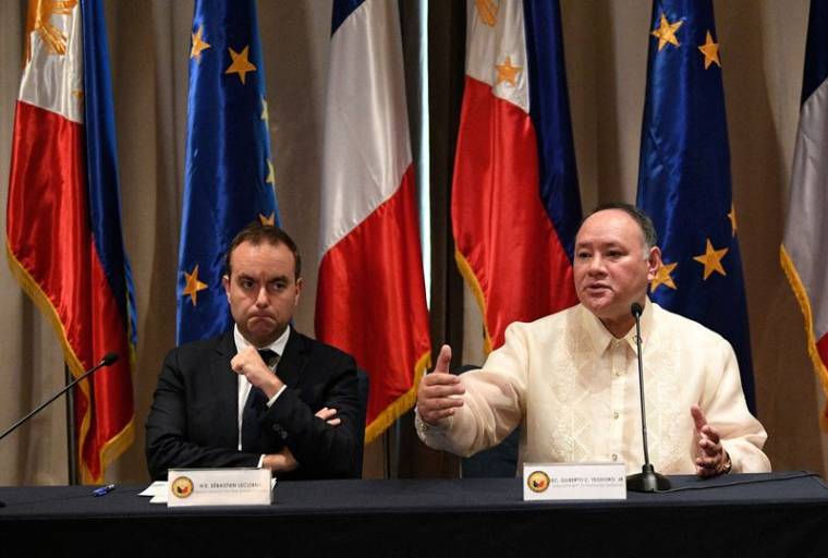 Le ministre français des Armées Sébastien Lecornu et son homologue philippin Gilberto Teodoro