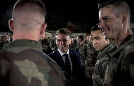 Emmanuel Macron et des soldats français lors d'un dîner de Noël à Djibouti, le 20 décembre 2024 ( POOL / Nicolas MESSYASZ )