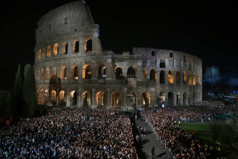 Des milliers de fidèles rassemblés au Colisée avant le Chemin de croix, le 29 mars 2024 à Rome ( AFP / Andreas SOLARO )