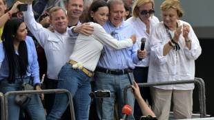 La cheffe de l'opposition Maria Corina Machado et le candidat à la présidentielle Edmundo Gonzalez Urrutia, le 30 juillet 2024 pendant un rassemblement à Caracas ( AFP / Yuri CORTEZ )