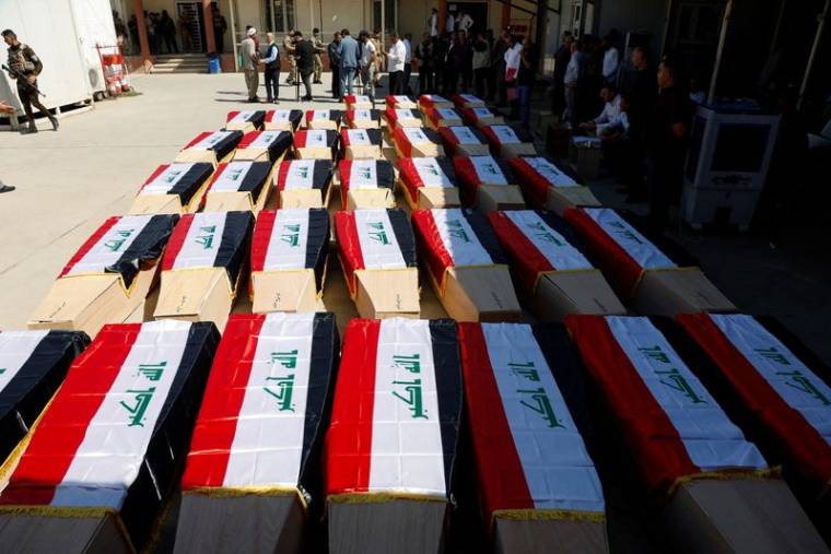 Photo d'archives des restes de personnes de la minorité yézidie, tuées lors d'attaques de l'État islamique en 2014, après avoir été exhumées d'une fosse commune, à Mossoul, en Irak