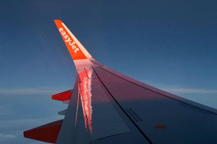 Vue générale de l'aile d'un vol EasyJet en route de Lisbonne à Prague