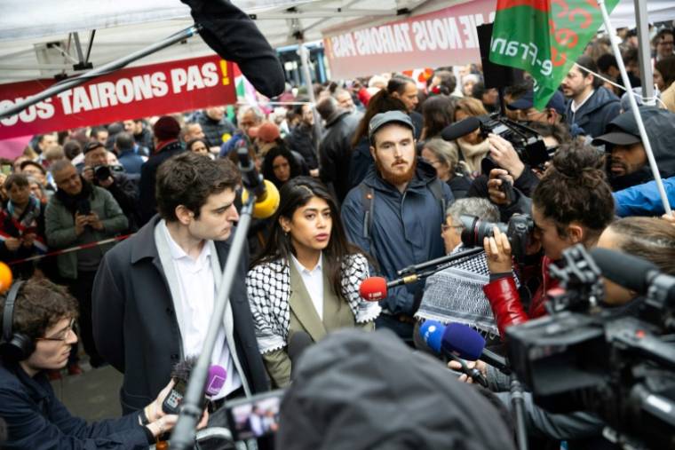 Rima Hassan s'adresse aux journalistes à côté de son avocat Vincent Brengarth (G) lors d'un rassemblement de soutien, à Paris le 30 avril 2024 ( AFP / Antonin UTZ )