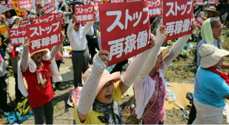 Manifestation anti-nucléaire, le 9 août 2015 devant la compagnie, Kyushu Electric Power, qui va faire redémarrer le réacteur Sendai 1, à quelque 1.000 km au sud-ouest de Tokyo. (afp.com / JIJI PRESS)