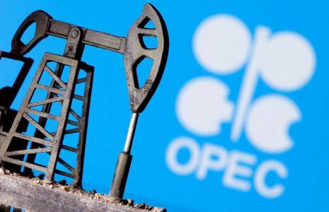 Photo d'illustration d'une pompe à pétrole imprimé en 3D devant le logo de l'OPEP