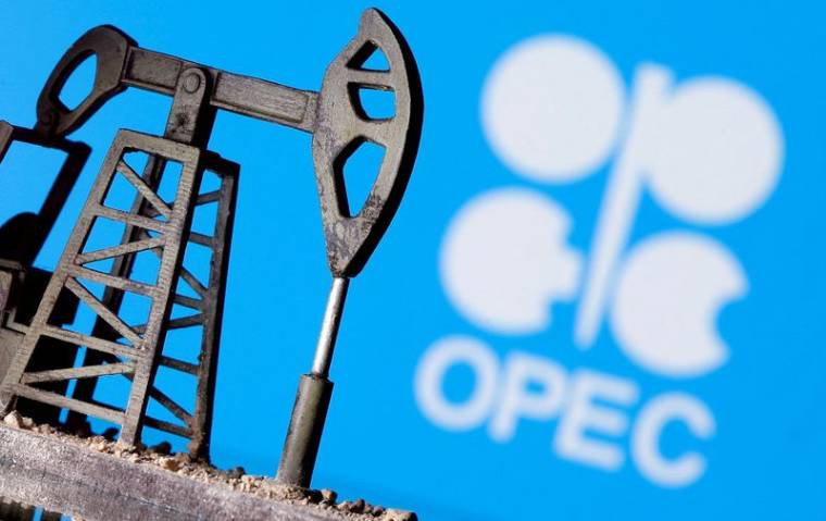 Photo d'illustration d'une pompe à pétrole imprimé en 3D devant le logo de l'OPEP
