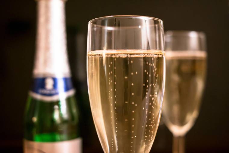 En moyenne, pour 2023 sur la grande distribution, le litre de champagne coûte 30 euros, contre 6,46 euros en moyenne pour un autre vin pétillant. (Thomas B / Pixabay)