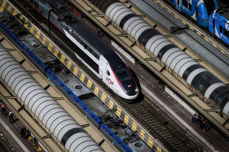 Un train à grande vitesse, à Paris, le 17 mai 2022. ( AFP / JEFF PACHOUD )