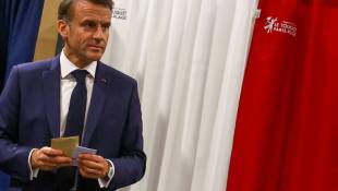 Le président de la République Emmanuel Macron sort d'un isoloir lors des élections européennes, le 9 juin 2024 au Touquet (Pas-de-Calais) ( POOL / Hannah McKay )