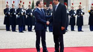 Le président Emmanuel Macron (g) accueille l'émir du Qatar Tamim ben Hamad Al-Thani, le 27 février 2024 à l'Elysée, à Paris ( AFP / Ludovic MARIN )