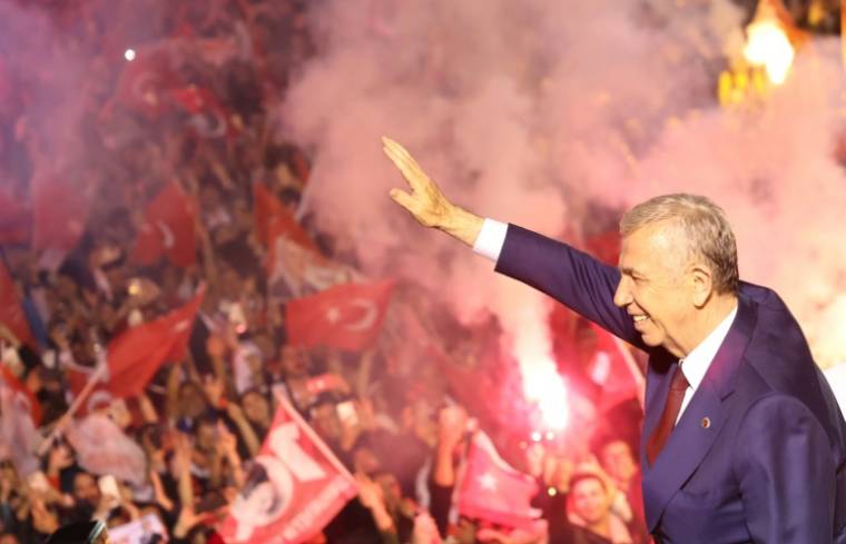 Le maire d'Ankara Mansur Yavas (CHP, Parti républicain du peuple), salue ses partisans après sa réélection, à Ankara le 31 mars 2024 ( AFP / Adem ALTAN )