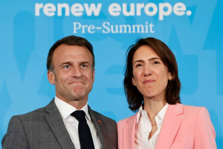 Le président Emmanuel Macron et la tête de liste du camp présidentiel aux européennes, Valérie Hayer, le 17 avril 2024 à Bruxelles  ( AFP / Ludovic MARIN )