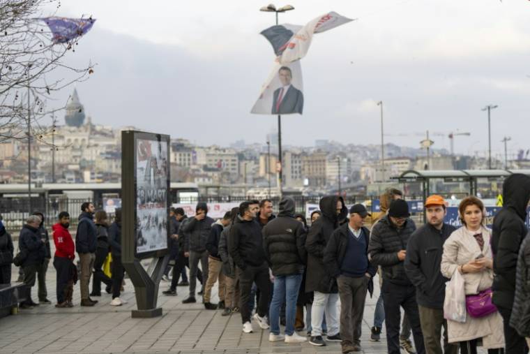 Des fidèles font la queue pour une distribution de repas des autorités locales avant la rupture quotidienne du jeûne musulman durant le ramadan, à Istanbul le 15 mars 2024 ( AFP / Yasin AKGUL )