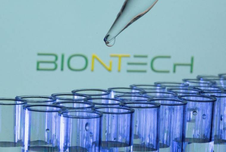 Illustration montrant des tubes à essai devant un logo Biontech