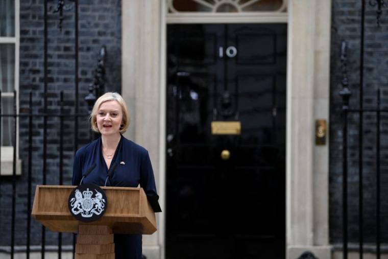 Le Premier ministre britannique, Liz Truss, fait une déclaration devant le numéro 10 de Downing Street, à Londres