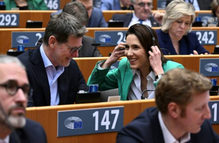 L'eurodéputé Pascal Canfin et Valérie Hayer au Parlement européen à Bruxelles, le 10 avril 2024 ( AFP / JOHN THYS )