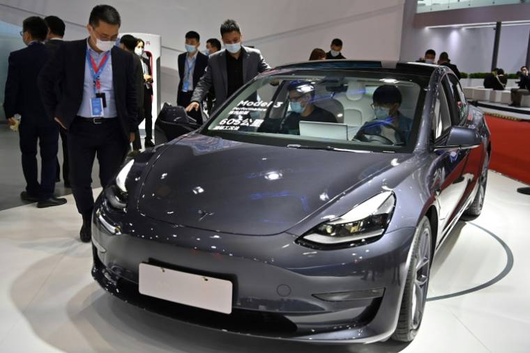 Une Tesla Model 3, au Salon international de Shanghai le 19 avril 2021 ( AFP / Hector RETAMAL )