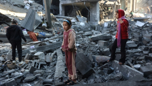 Des enfants sur le site d'une frappe israélienne nocturne meurtrière à Jabalia, dans le nord de Gaza, le 1er janvier 2025 ( AFP / Omar AL-QATTAA )