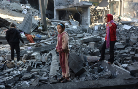 Des enfants sur le site d'une frappe israélienne nocturne meurtrière à Jabalia, dans le nord de Gaza, le 1er janvier 2025 ( AFP / Omar AL-QATTAA )