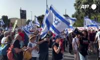 Des manifestants anti-gouvernementaux israéliens se rassemblent devant la Knesset