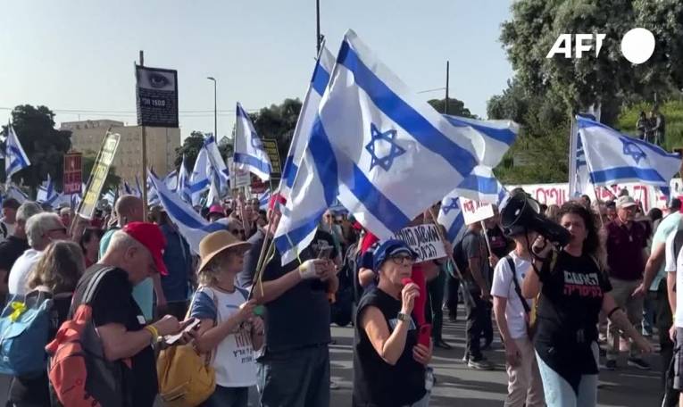 Des manifestants anti-gouvernementaux israéliens se rassemblent devant la Knesset
