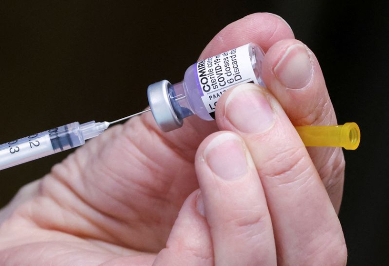 Un membre du personnel médical prépare une dose de rappel du vaccin contre le coronavirus (COVID-19)