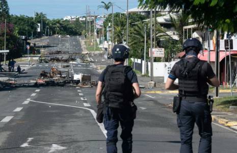 La police patrouille dans le district de Magenta à Nouméa, en Nouvelle-Calédonie, le 18 mai 2024 ( AFP / Delphine Mayeur )
