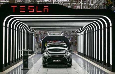 Le modèle Y de Tesla dans l'usine de Grünheide, près de Berlin, le 22 mars 2022 ( POOL / Patrick Pleul )