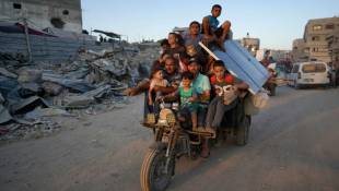 Des Palestiniens quittent l'est de Khan Younès, dans le sud de la bande de Gaza, après un ordre d'évacuation de l'armée israélienne, le 1er juillet 2024 ( AFP / Bashar TALEB )