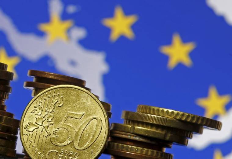 Pièce d'un euro et carte de l'Union européenne