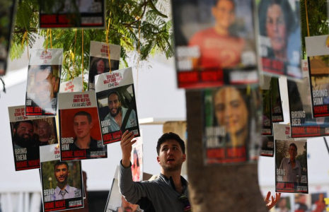 Les photos des otages enlevés lors de l'attaque meurtrière du 7 octobre 2023 par le Hamas, accrochées à un arbre sur la place dite "des Otages" à Tel-Aviv