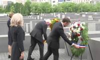 Macron dépose une gerbe au Mémorial de l'Holocauste à Berlin