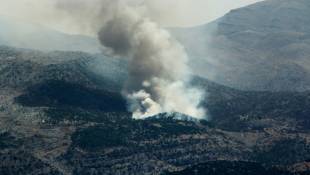 De la fumée d'un incendie près du village libanais de  Shebaa, à proximité de la frontière au nord d'Israël, après une attaque de drône de l'armée israëlienne,  le 4 juillet 2024 ( AFP / RABIH DAHER )