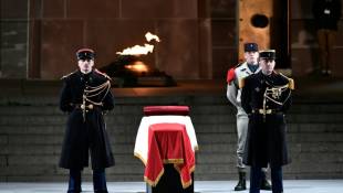 Des soldats près du cercueil de Missak Manouchian, lors d'une veillée au Mont Valérien à Suresnes, près de Paris, à la veille de son entrée au Panthéon, le 20 février 2024 ( AFP / STEPHANE DE SAKUTIN )