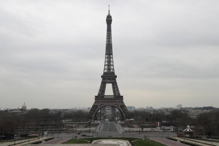 Les rues désertes près de la Tour Eiffel à Paris, au premier jour du confinement, le 17 mars 2020. ( AFP / LUDOVIC MARIN )
