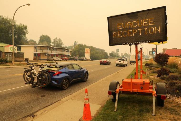 Un panneau dirige les automobilistes vers un site d'évacuation à Vernon