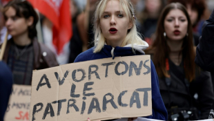 Une manifestante lors d'un rassemblement à Paris pour défendre le droit à l'avortement, le 28 septembre 2024 ( AFP / Ian LANGSDON )