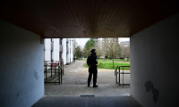 Un policier dans le quartier du bar Aksehir où une grenade a été lancée la veille, dans le quartier de la Villeneuve, à Grenoble, le 14 février 2025 en Isère ( AFP / Olivier CHASSIGNOLE )