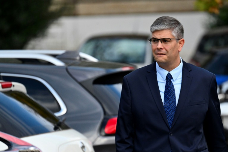 Julien Ruas, ancien adjoint chargé de lutter contre "l'habitat dégradé et indigne", arrive au tribunal de Marseille, le 7 novembre 2024  ( AFP / Christophe SIMON )