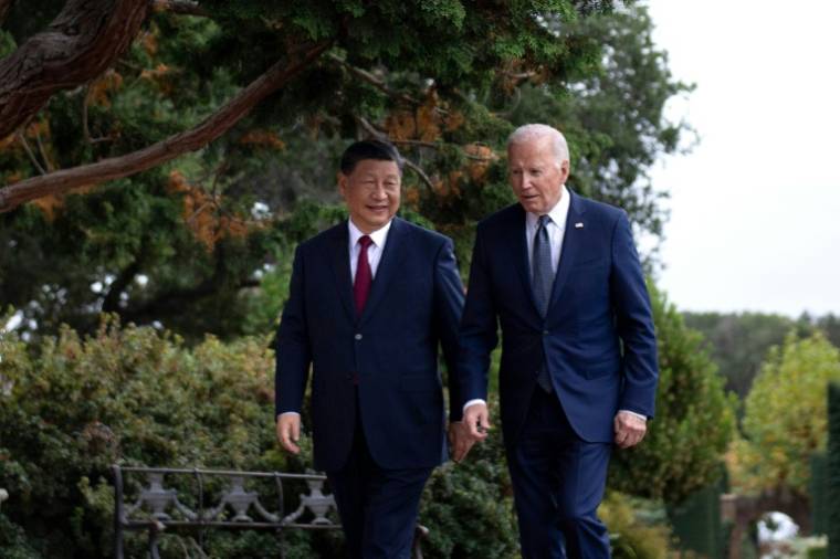 Le président américain Joe Biden et son homologue chinois Xi Jinping après une réunion dans le cadre de la semaine des dirigeants de la Coopération économique Asie-Pacifique (APEC), le 15 novembre 2023 à Woodside, en Californie ( AFP / Brendan Smialowski )