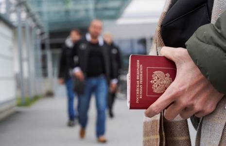 Photo d'une personne tenant son passeport russe