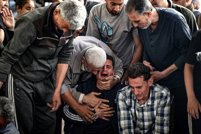 Un Palestinien pleure la mort de proches tués lors de bombardements israéliens nocturnes à Rafah, dans le sud de la bande de Gaza, le 20 avril 2024 ( AFP / - )