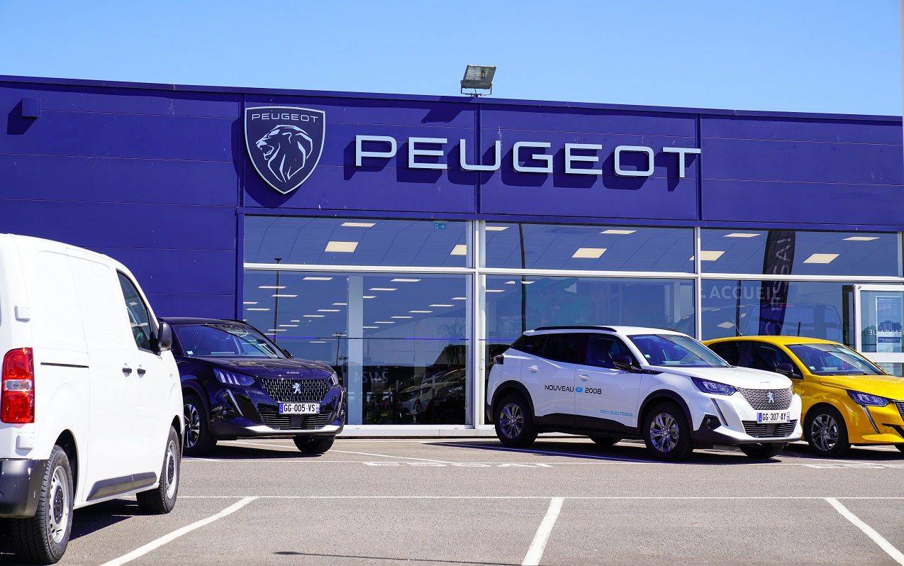 Une concession Peugeot, marque du groupe Stellantis (Crédit:  / Adobe Stock)