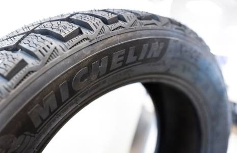 Un pneu produit par la société française Michelin est exposé chez un concessionnaire à Moscou