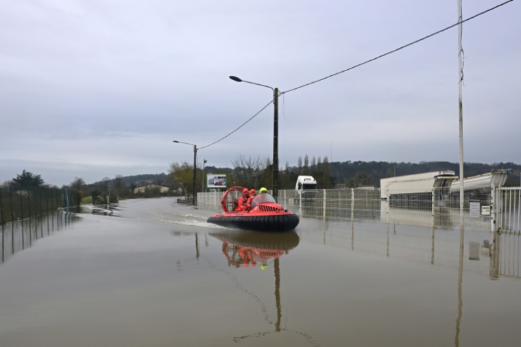 Un aéroglisseur des sapeurs-pompiers dans une rue inondée de Redon, en Ille-et-Vilaine, le 31 janvier 2025 ( AFP / Damien MEYER )