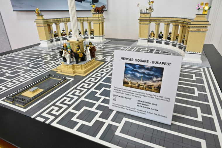 Une maquette en Lego de la place des Héros de Budapest, réalisée par l'artiste hongrois Balazs Doczy, le 17 décembre 2024 en Hongrie ( AFP / ATTILA KISBENEDEK )