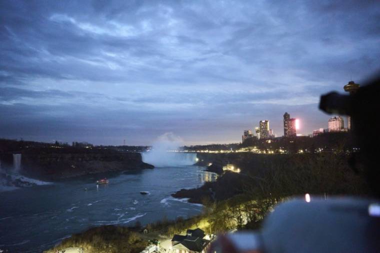 Aux chutes du Niagara, à la frontière entre les Etats-Unis et le Canada, lors de l'éclipse totale de soleil le 8 avril 2024 ( AFP / Geoff Robins )