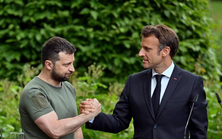 Volodymyr Zelensky et Emmanuel Macron, le 16 juin 2022 à Kyev. ( AFP / Sergei SUPINSKY )
